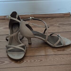 Chic Tan Strappy Heels